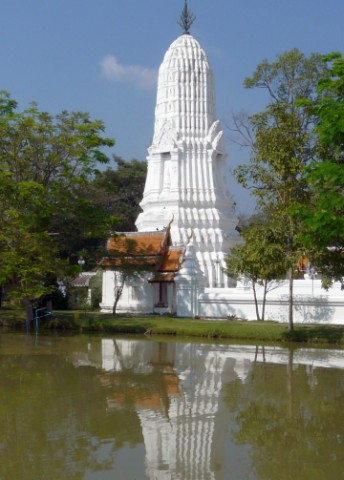 Wat Kasatthirat prang reflected